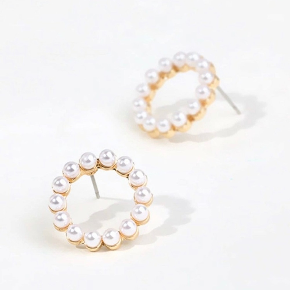 3/$30 💛 Faux Pearl Stud Earrings - Picture 3 of 6